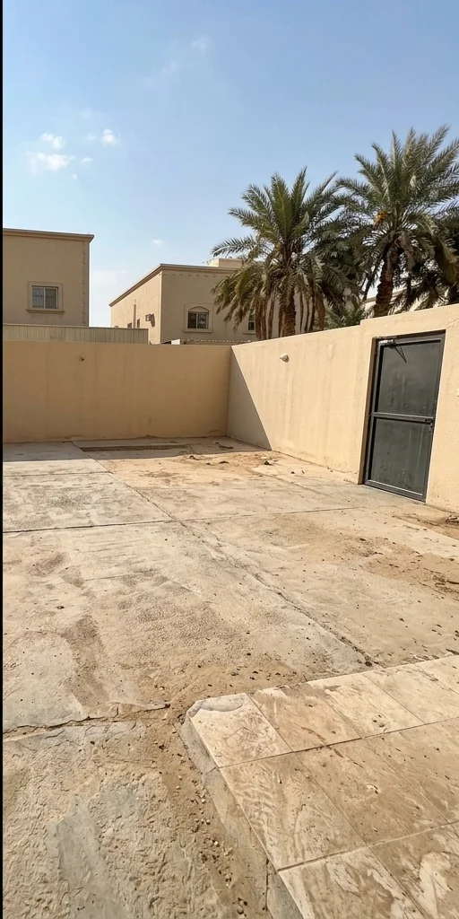 تركيب عشب صناعي لمساحة منزلية - قبل